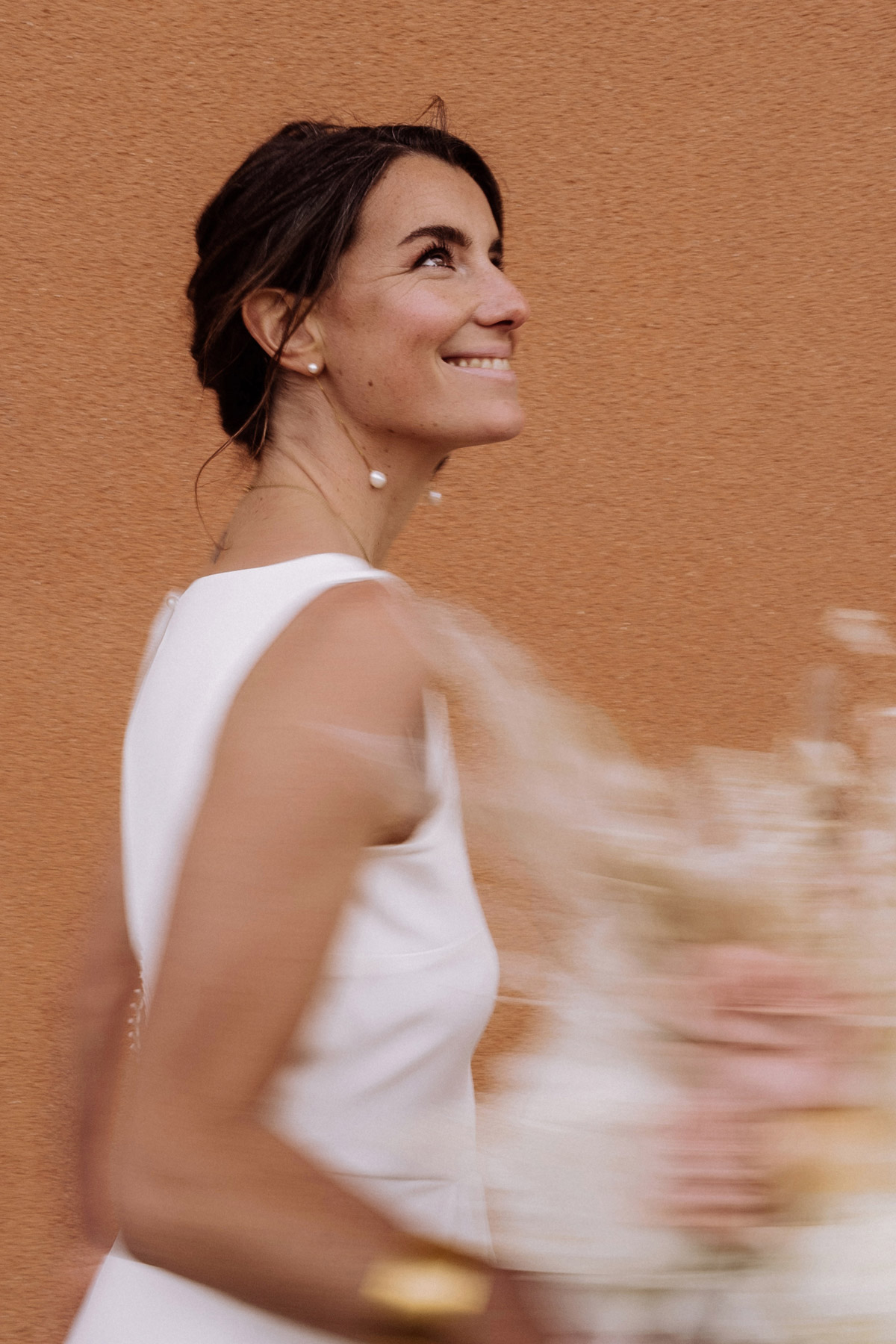 Berliner Braut mit durch Bewegung unscharfem Brautstrauß