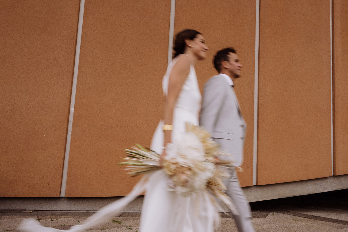 Modernes Brautpaarfoto mit Bewegungsunschärfe im Editorial Style