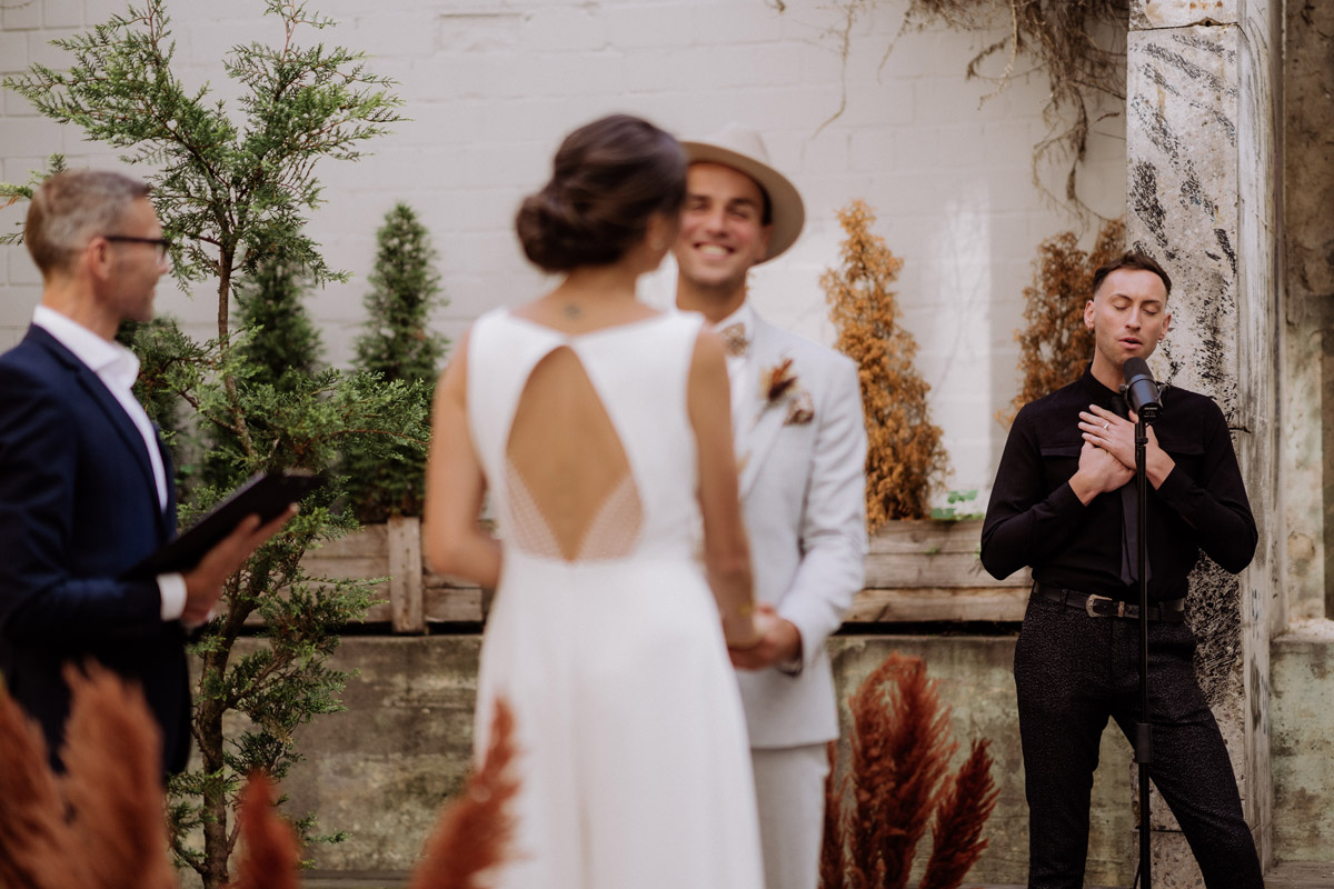 Hochzeitssänger Dean Robert singt beim Elopement