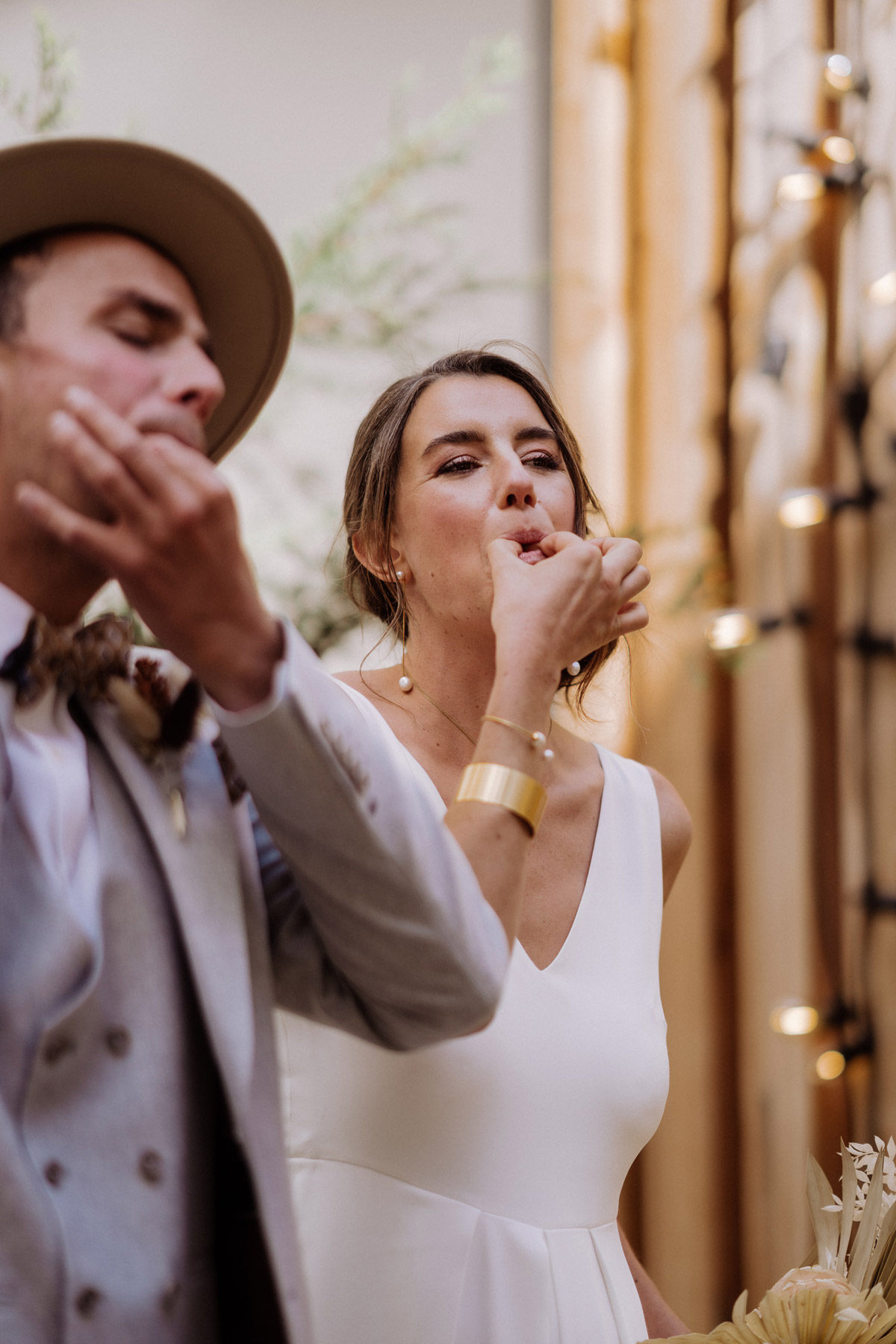 Coole Hochzeitsreportage: Brautpaar pfeift laut auf den Fingern