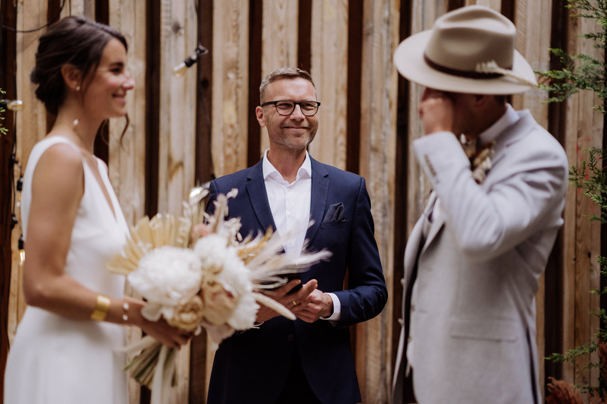Freier Trauredner Eric lächelt den gerührten Bräutigam an