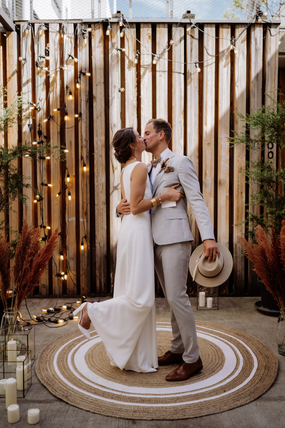 Heiraten zu Zweit in Berlin: Paar küsst sich nach dem Eheversprechen