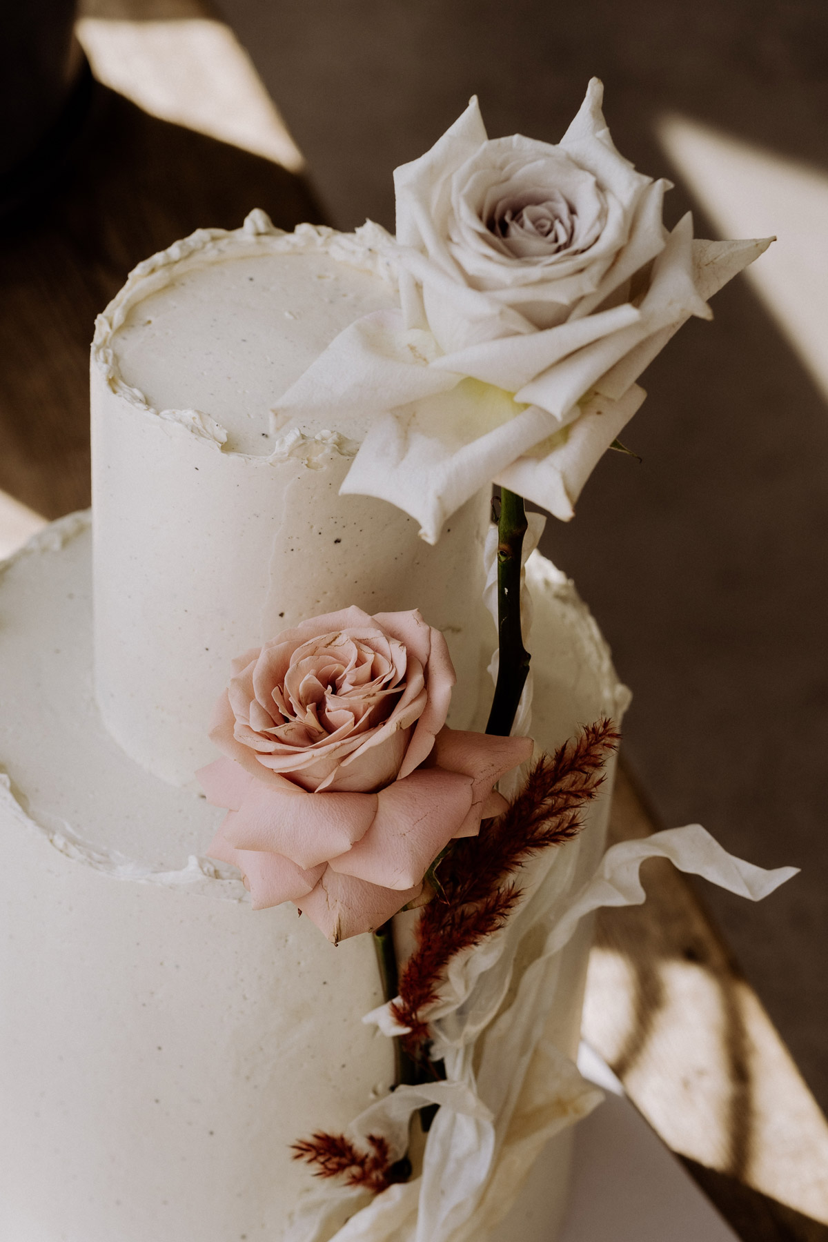 Detailaufnahme der Blumendekoration an der Hochzeitstorte