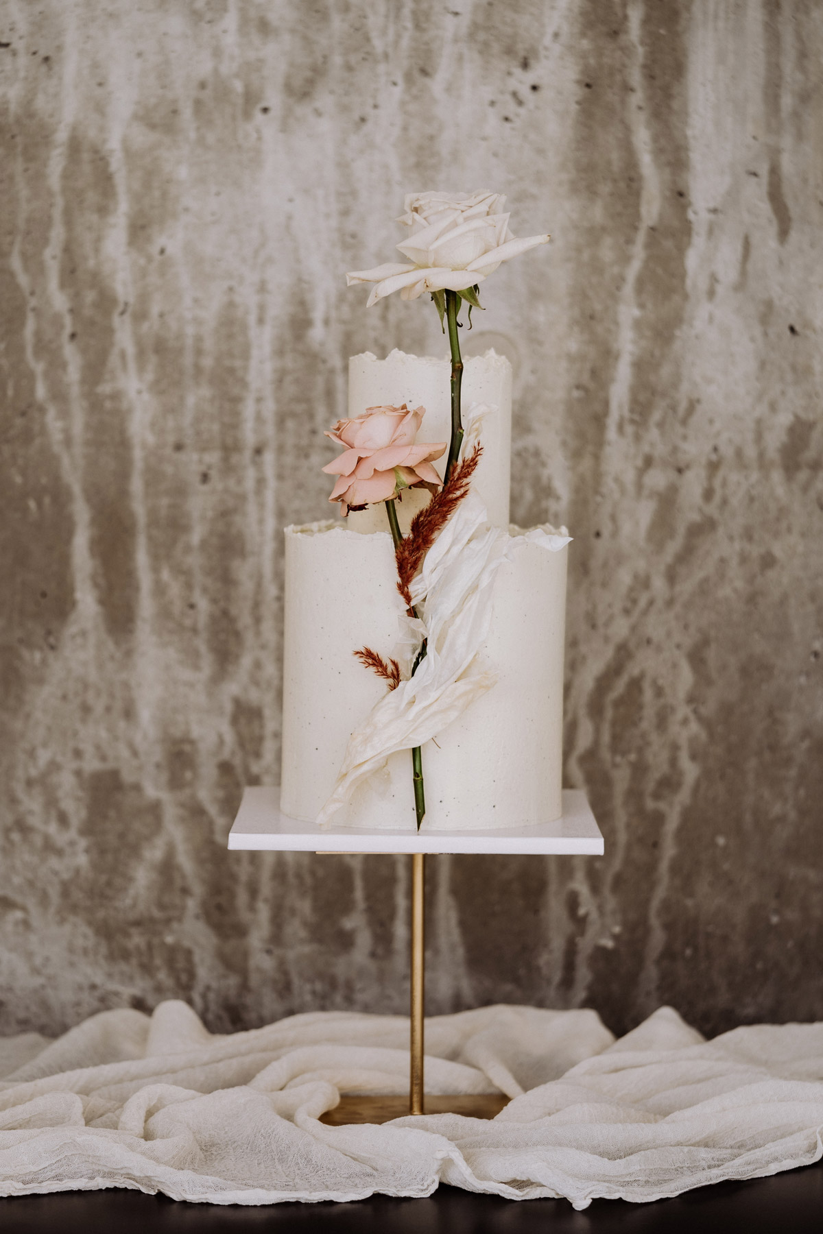 Moderne Elopement Hochzeitstorte mit zwei Rosen von Cakes Berlin