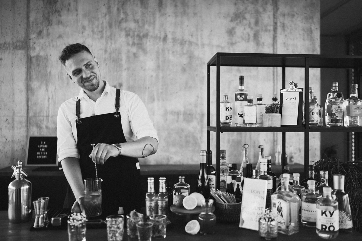 Barkeeper von Barthur Barcatering rührt einen Hochzeitsdrink