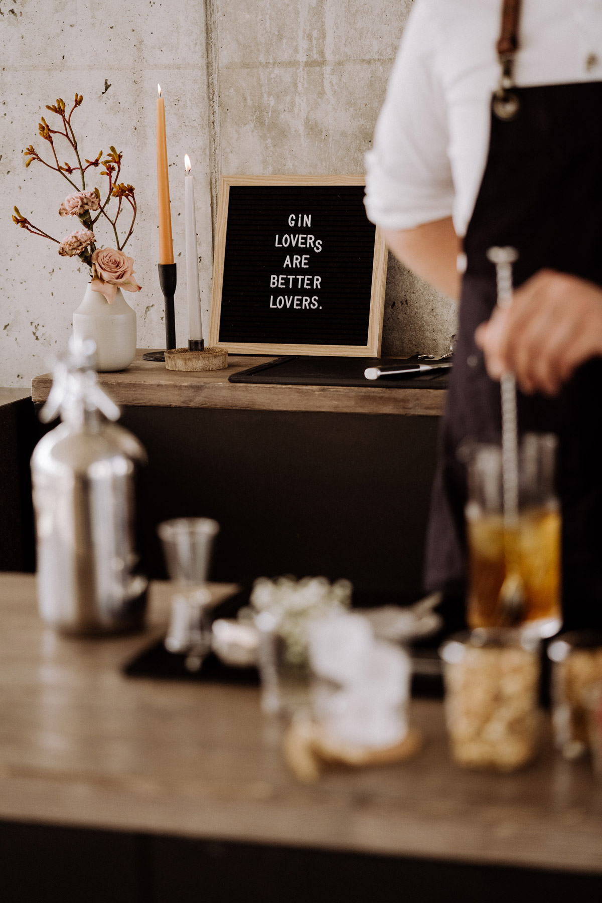 Detailaufnahme Schild mit Hochzeitsspruch zum Gin: Gin Lovers Are Better Lovers