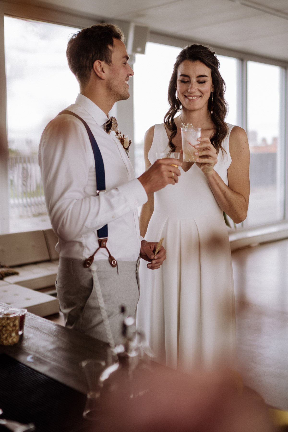 Glückliches Paar stößt mit Drinks an