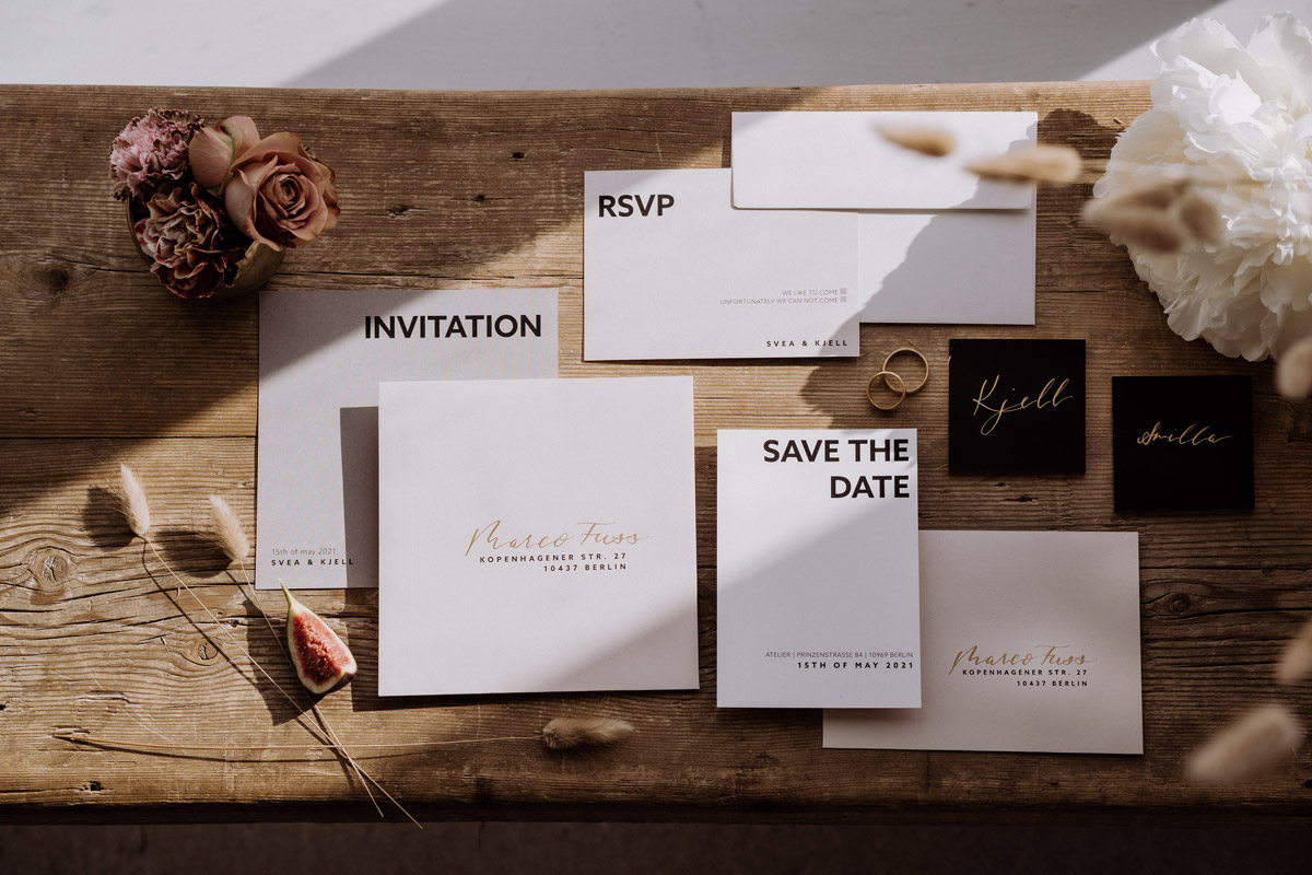 Flatlay der Hochzeitspapeterie