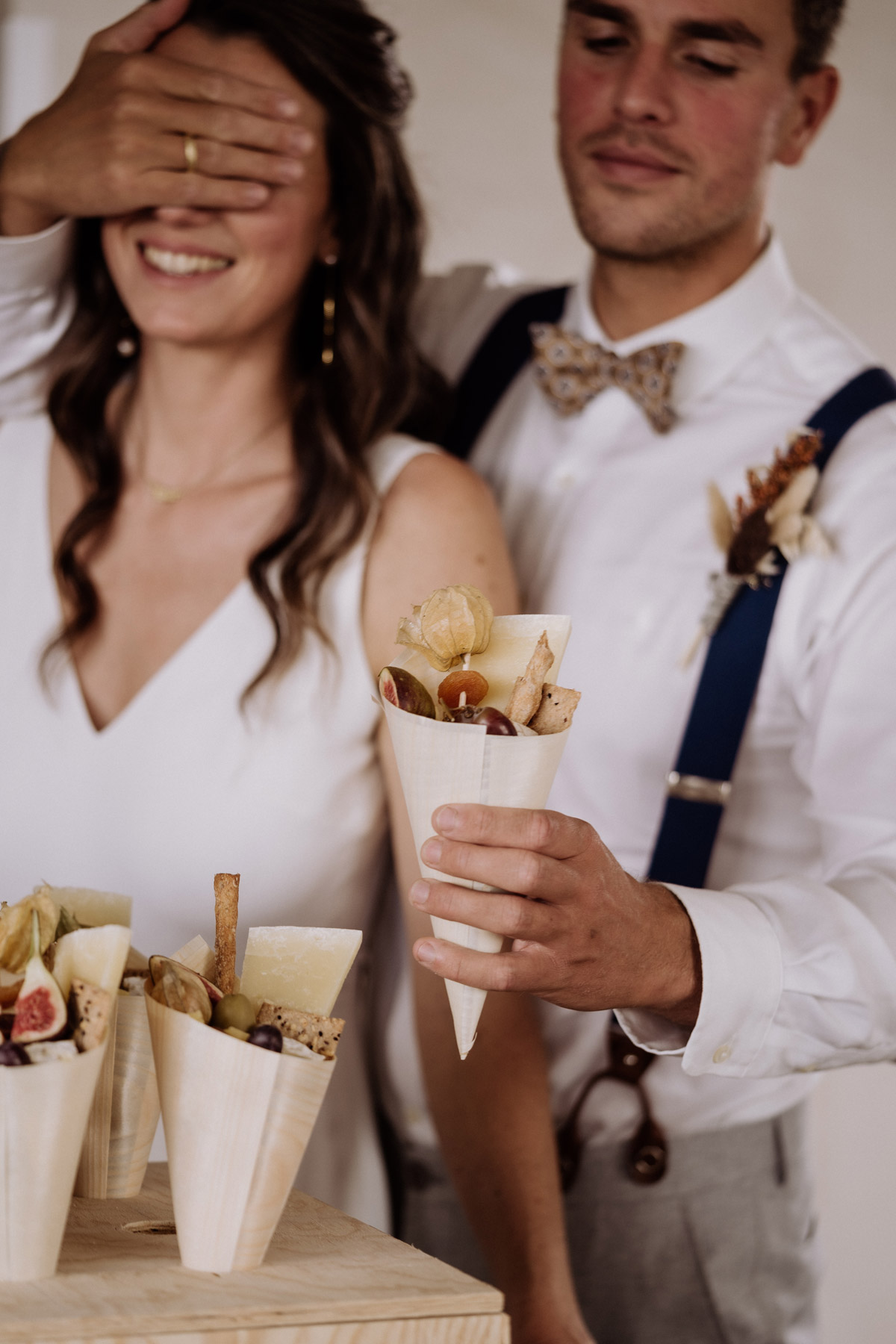 Bräutigam überrascht Braut mit Snacks von Feasts of Eden