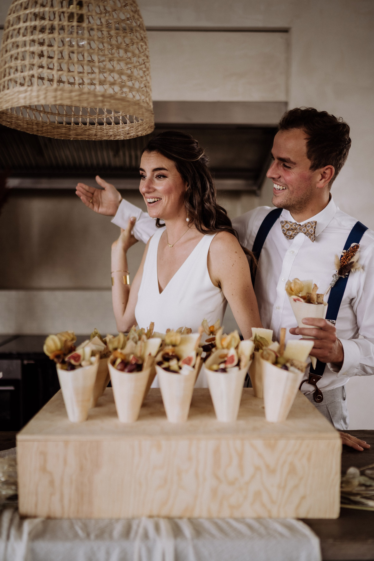Brautpaar genießt Snacks beim Empfang