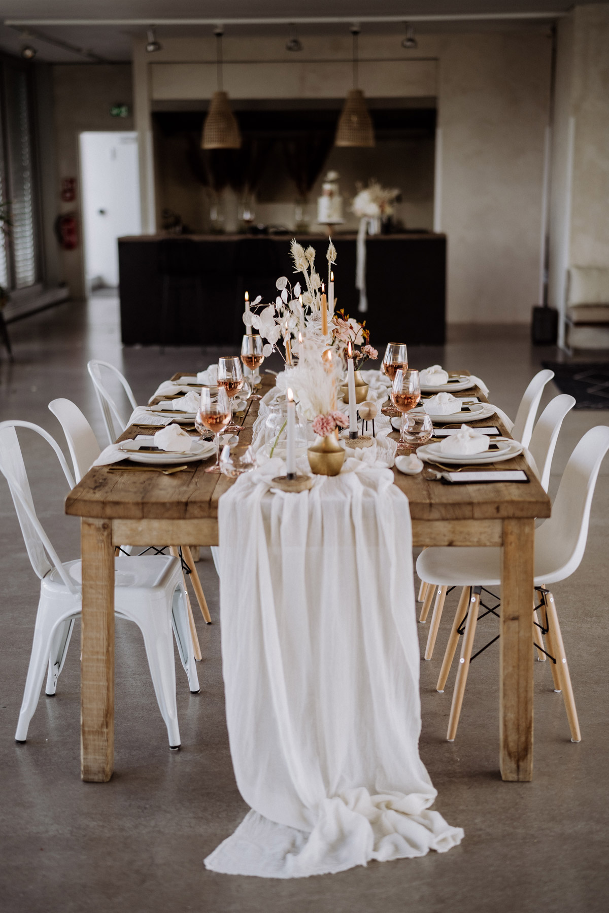 Hochzeitstisch der Berlin Rooftop Elopement Hochzeit im Skandi Style