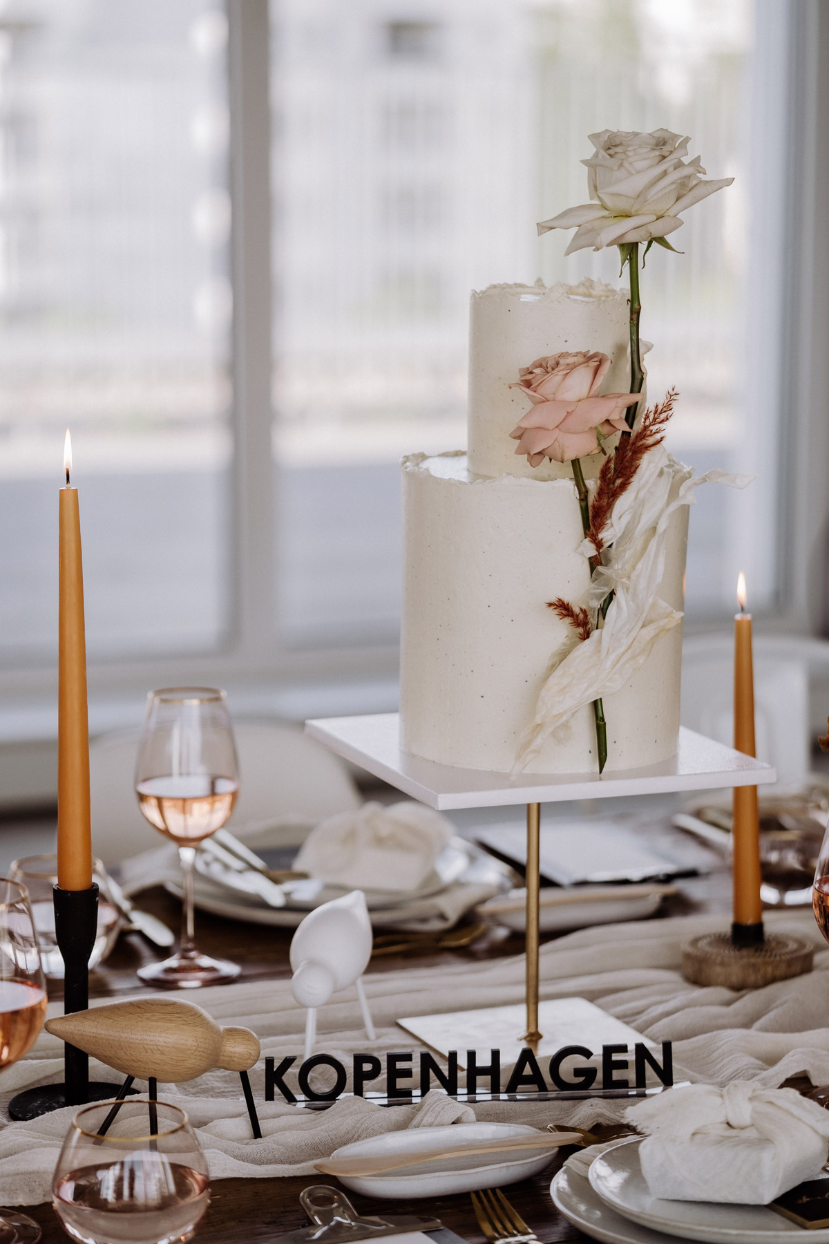 Zweistöckige Hochzeitstorte in Weiß mit Rosen in Weiß und Altrosa