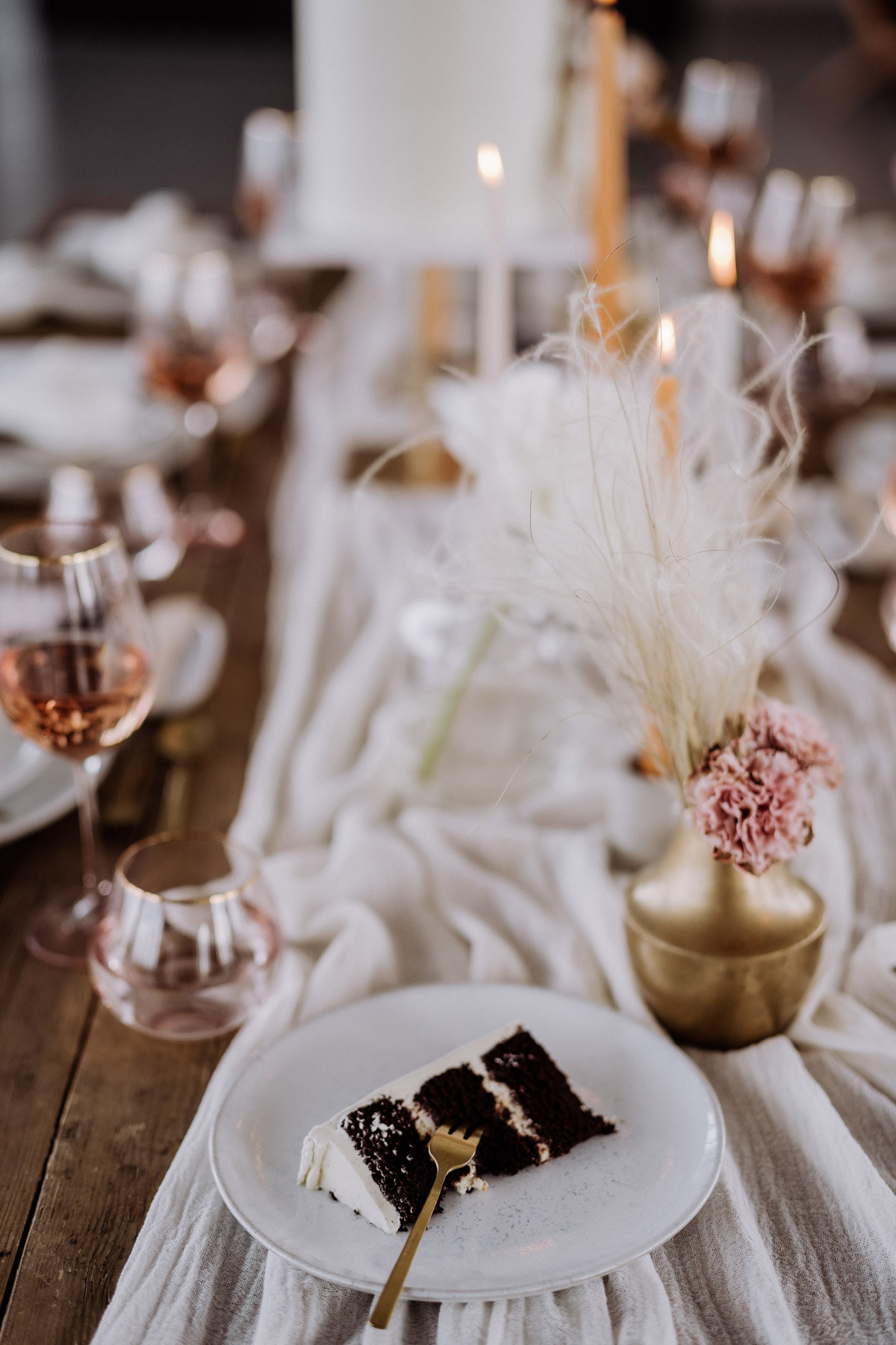 Tortenstück von Cakes Berlin liegt auf Teller mit goldener Kuchengabel