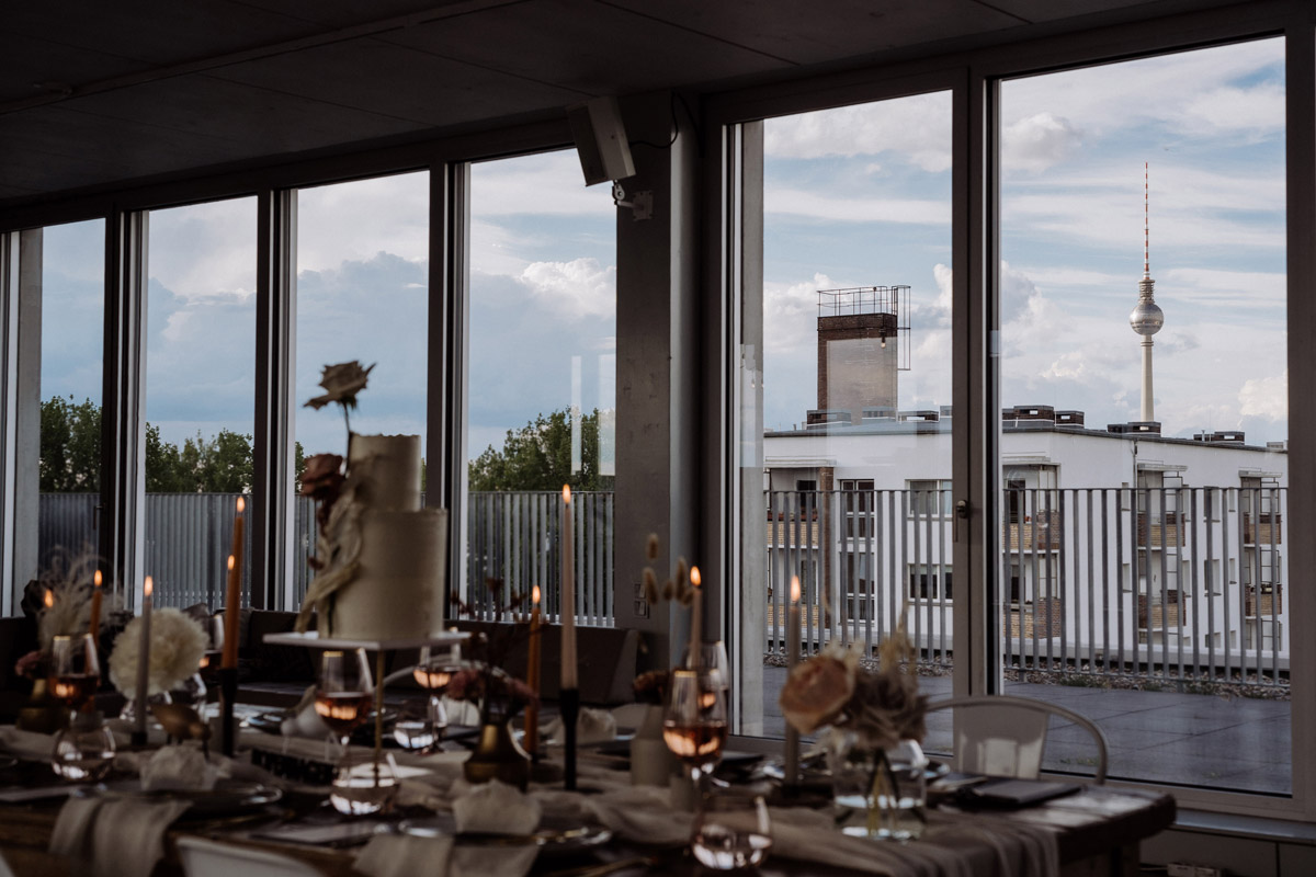 Exklusive Rooftop Hochzeitslocation Berlin: Dinner-Setting mit direktem Blick auf die Skyline und den Fernsehturm