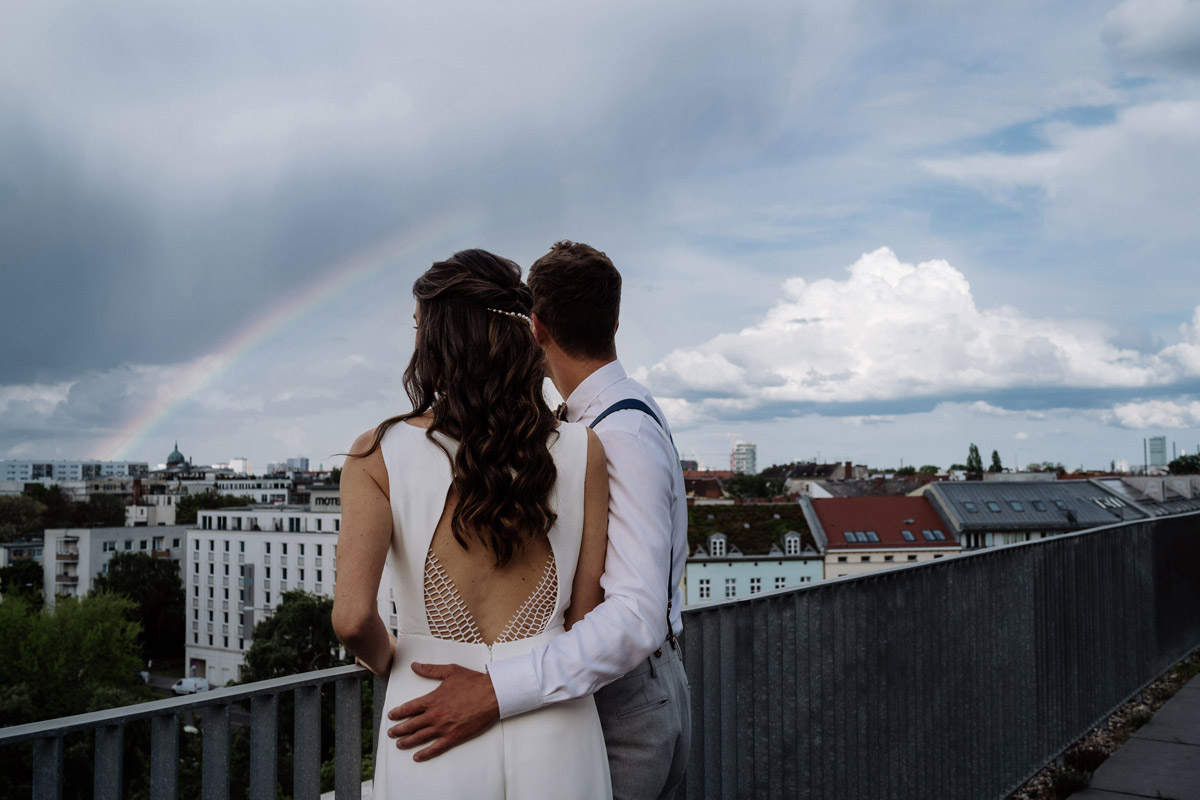 Hochzeitsfoto mit Regenbogen auf der Dachterrasse in Berlin