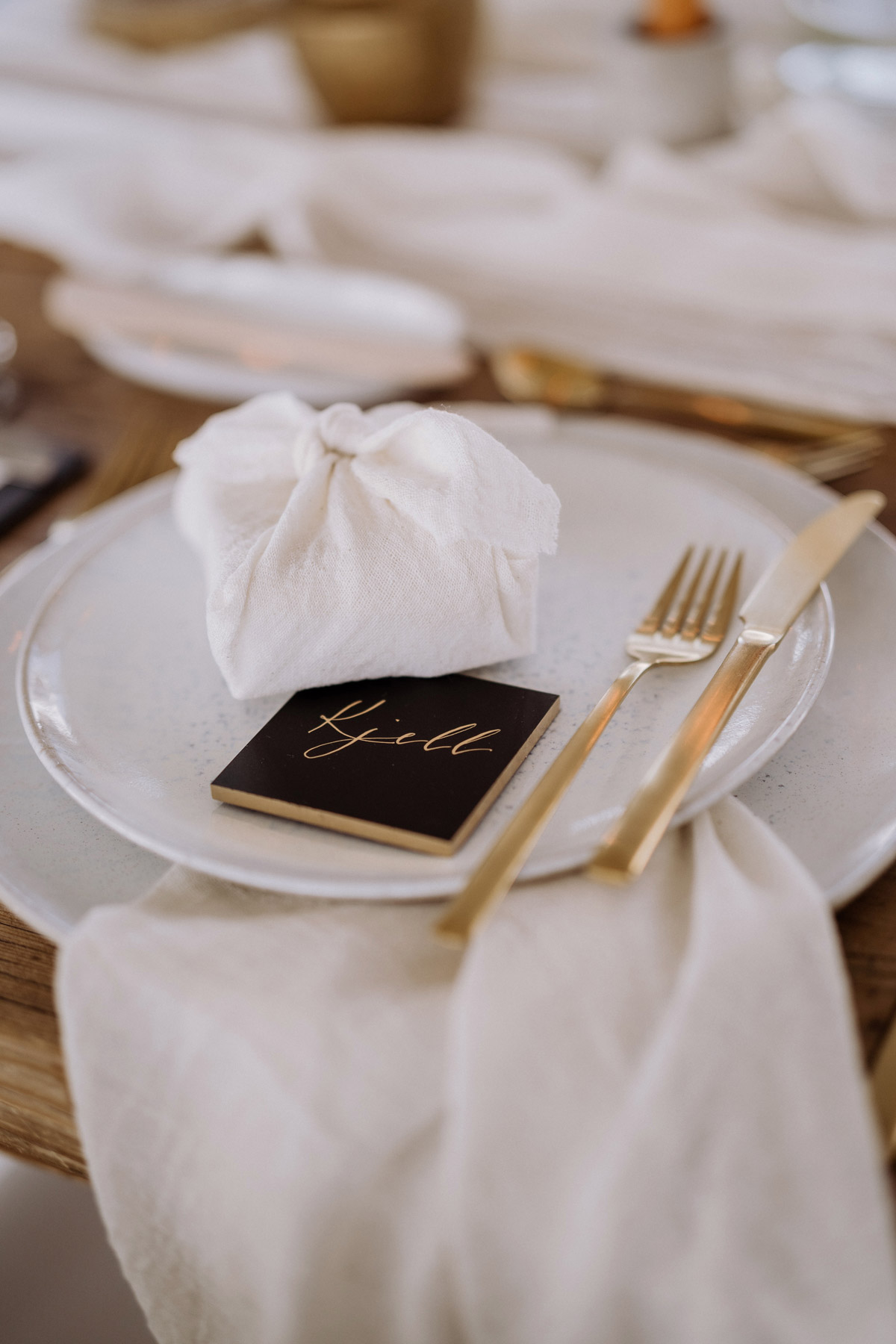 Tischdeko Hochzeit in Weiß, Schwarz und Gold