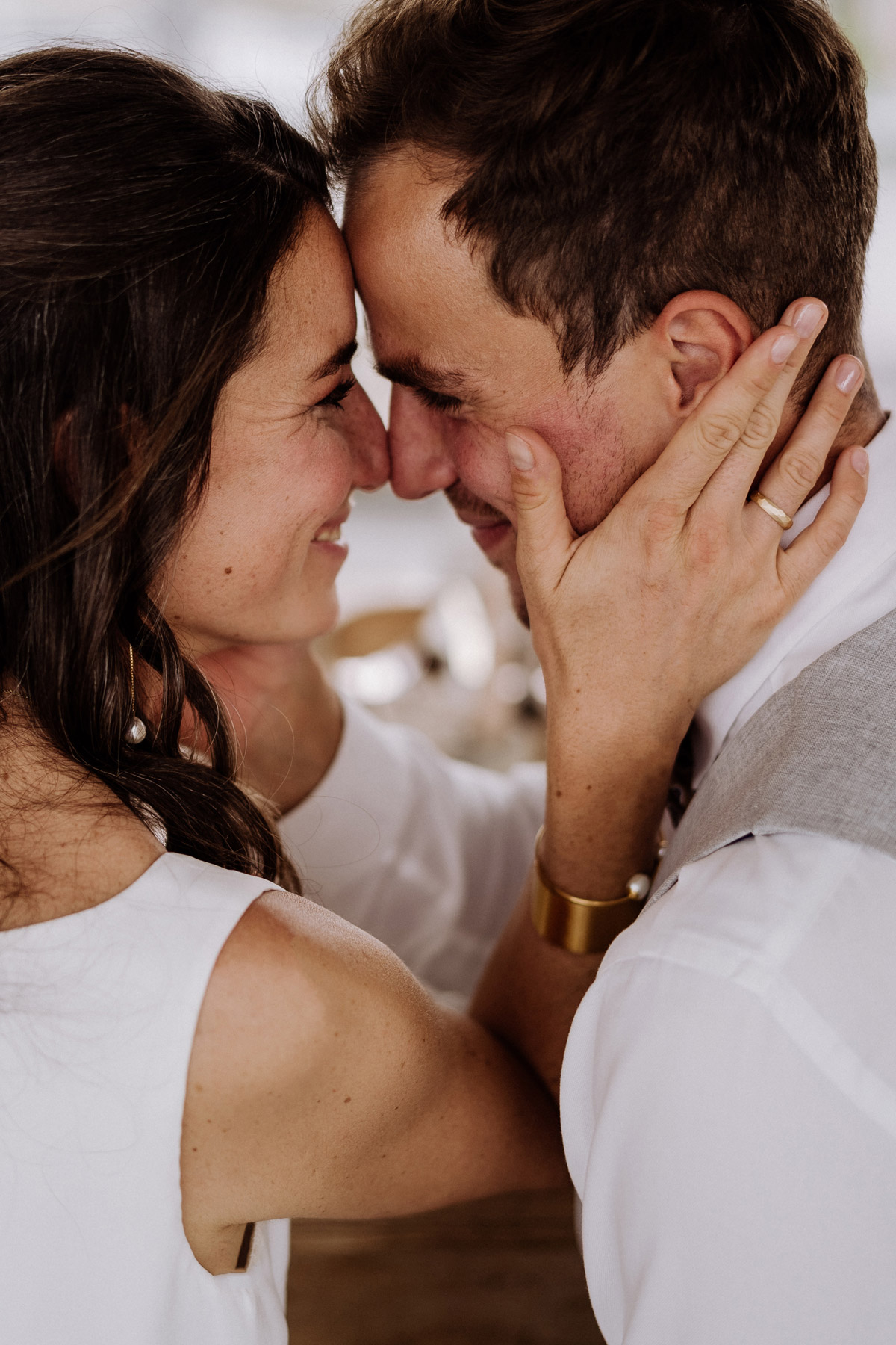 Heiraten zu zweit: Paar stößt liebevoll mit den Köpfen zusammen