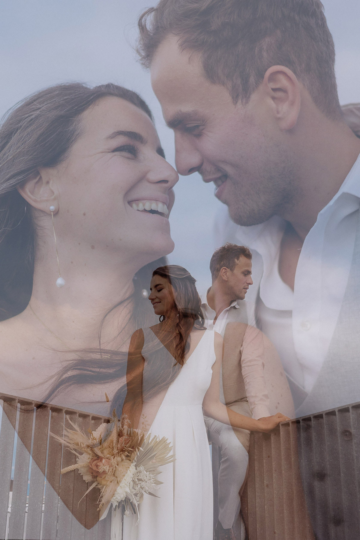 Künstlerische Hochzeitsfotografie: Kreative Doppelbelichtung (Double Exposure) des Brautpaares vor dem Himmel Berlins