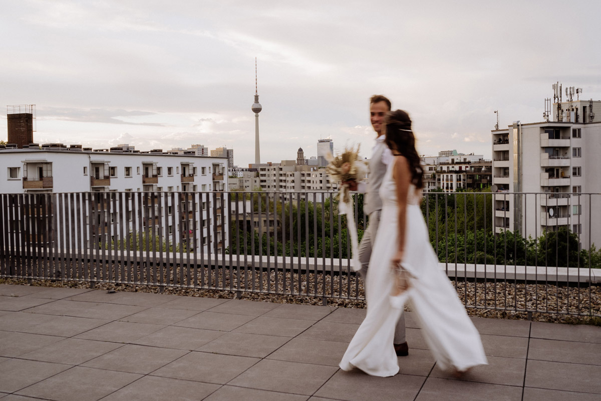 Hochzeit vor Berliner Skyline mit Fernsehturm und unscharfem Paar