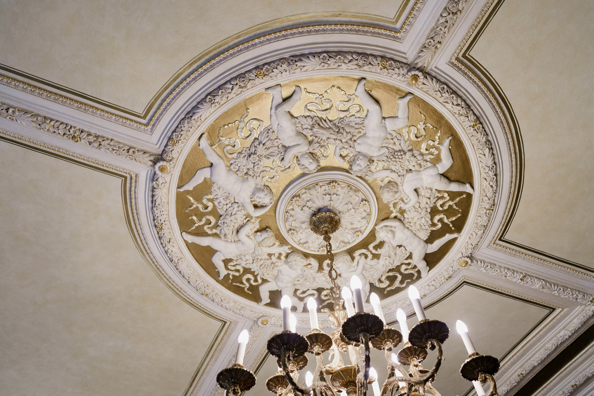 Villa Kogge: Blick auf die kunstvoll verzierte Decke und den Kronleuchter im historischen Wartezimmer