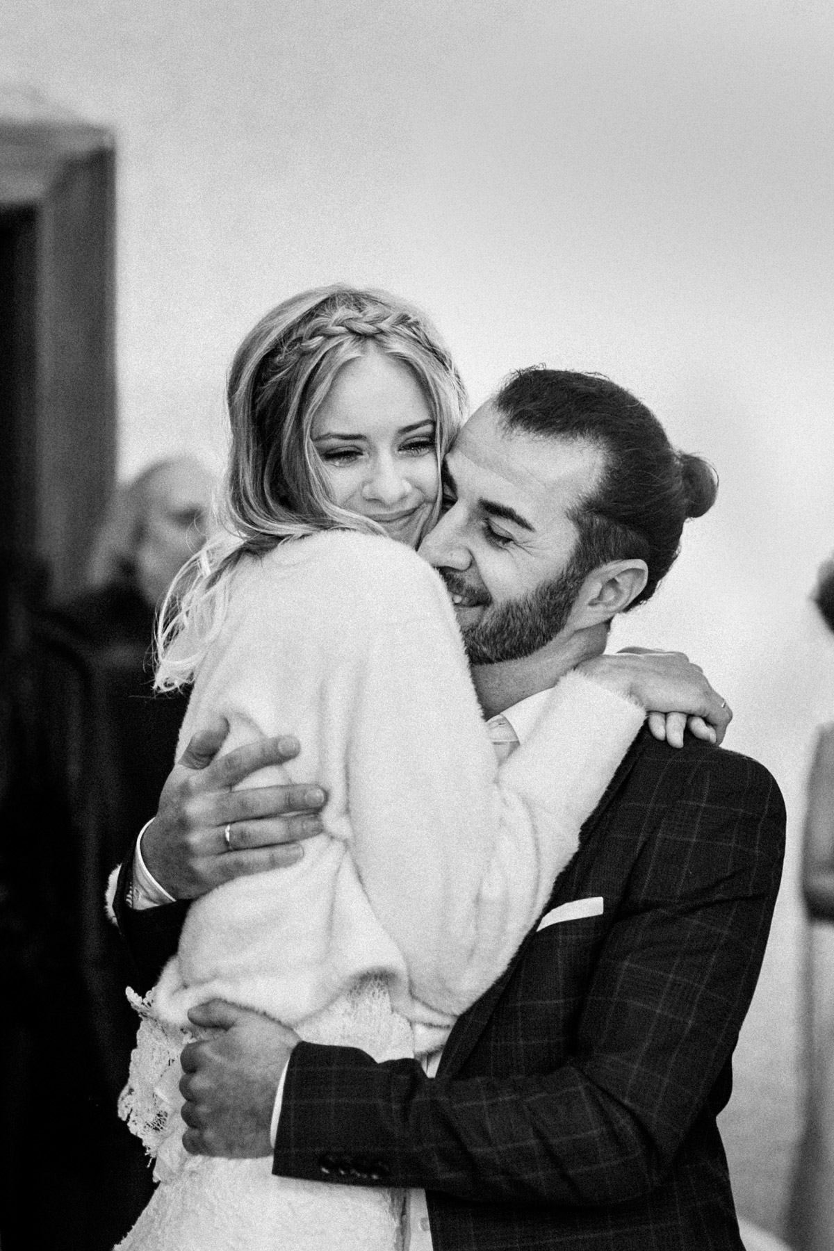 Hochzeitsfotograf Berlin Charlottenburg: Emotionaler Moment, Bräutigam umarmt seine vor Glück weinende Braut innig nach dem Ja-Wort im Standesamt