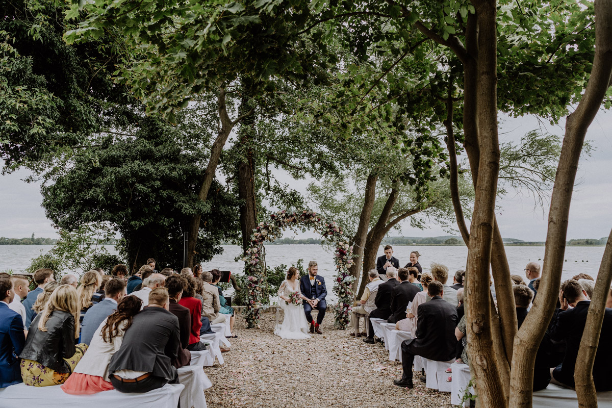 Gut Schloss Golm Hochzeit: Freie Trauung am Zernsee unter freiem Himmel im Garten am Wasser