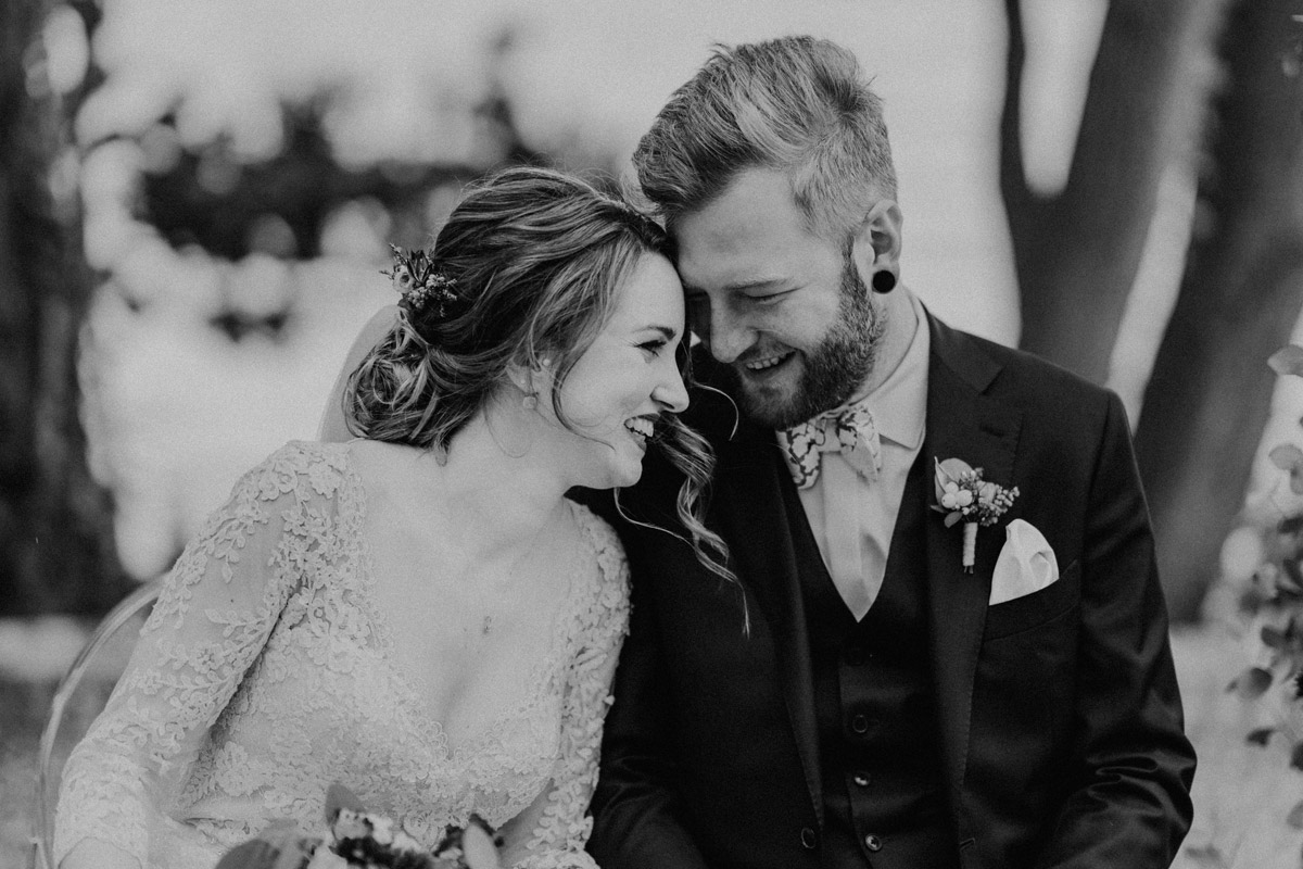 Emotionale Hochzeitsreportage: Inniges Brautpaar lacht glücklich Stirn an Stirn während der freien Trauung bei Potsdam