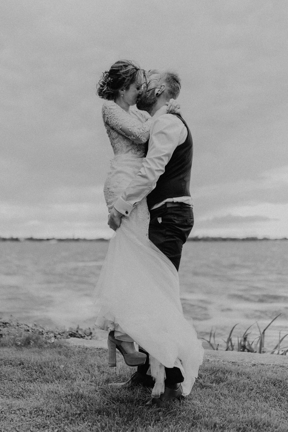 Hochzeitsfeier auf Gut Schloss Golm: Bräutigam hebt Braut in die Höhe