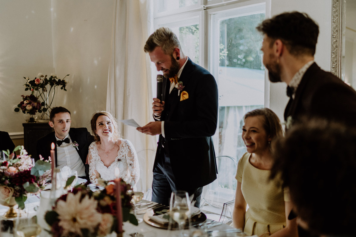 Romantisches Brautpaarfotoshooting auf Gut Schloss Golm: Inniger, verträumter Moment zwischen Braut und Bräutigam im Park