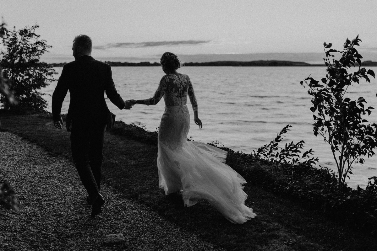 Gut Schloss Golm Hochzeitsreportage: Lange Brautschleppe weht spektakulär im Wind beim Paarshooting