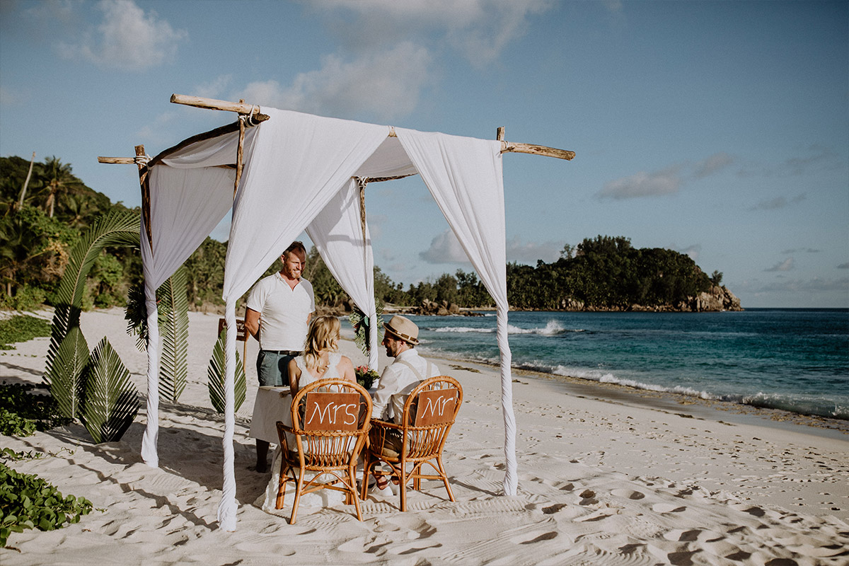 Strandhochzeit Seychellen: Auf das Ja-Wort im Standesamt Charlottenburg folgt die freie Trauung unter einem weißen Baldachin direkt am Meer