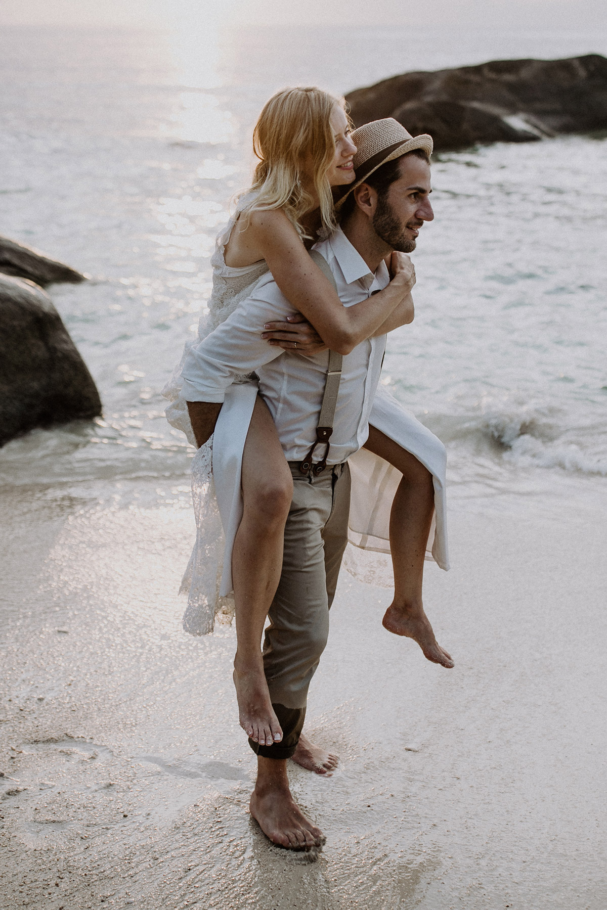 Strandhochzeit zu zweit: Ausgelassenes Brautpaar genießt nach dem Standesamt Charlottenburg-Wilmersdorf ihre Flitterwochen und das Paarshooting am Ozean