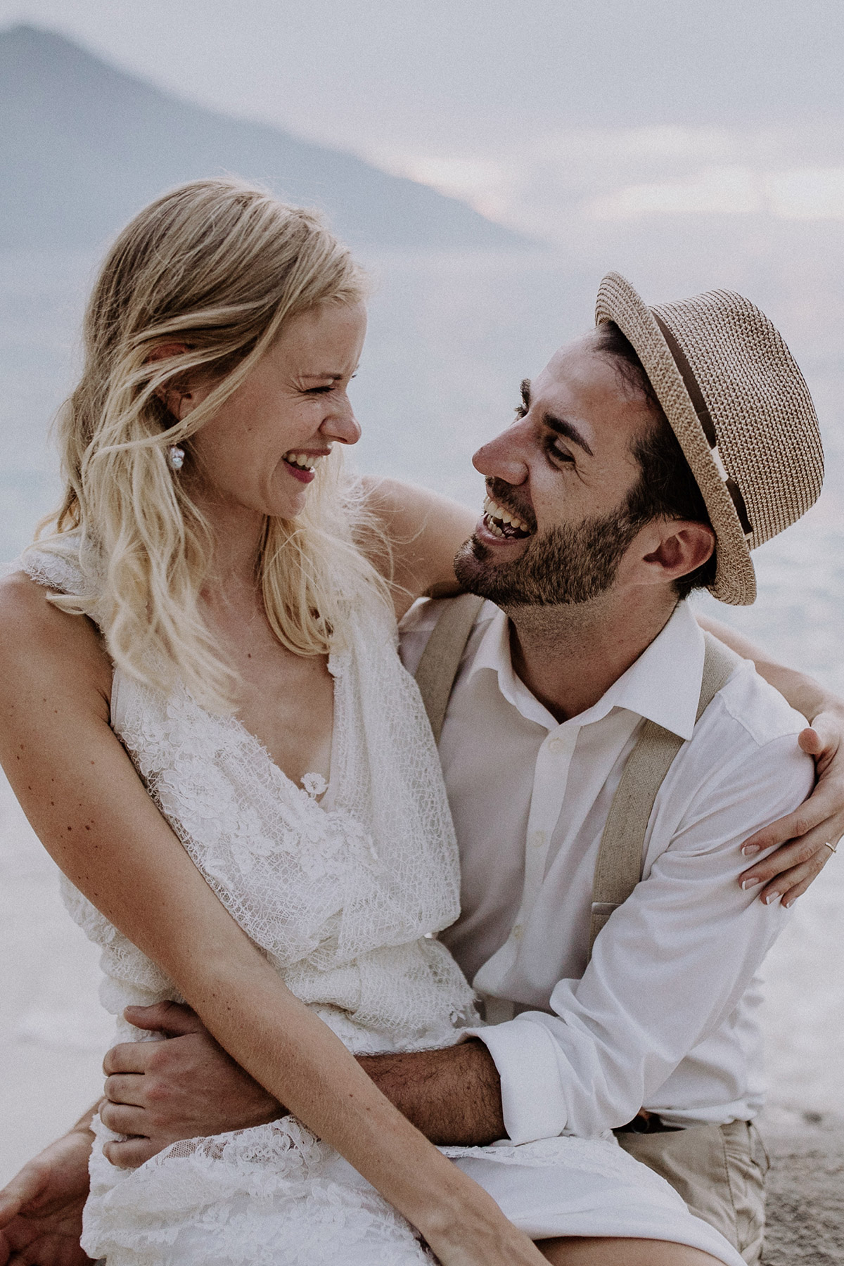 Hochzeitsfotograf Berlin auf Reisen: Nach dem formellen Ja-Wort in der Villa Kogge lacht das frisch vermählte Brautpaar nun völlig unbeschwert am Strand des Indischen Ozeans