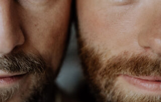 Hochzeitsfotograf Potsdam & Berlin: Intimes Porträt zweier Bräutigame (Gay Wedding) mit Fokus auf Augen und Emotionen