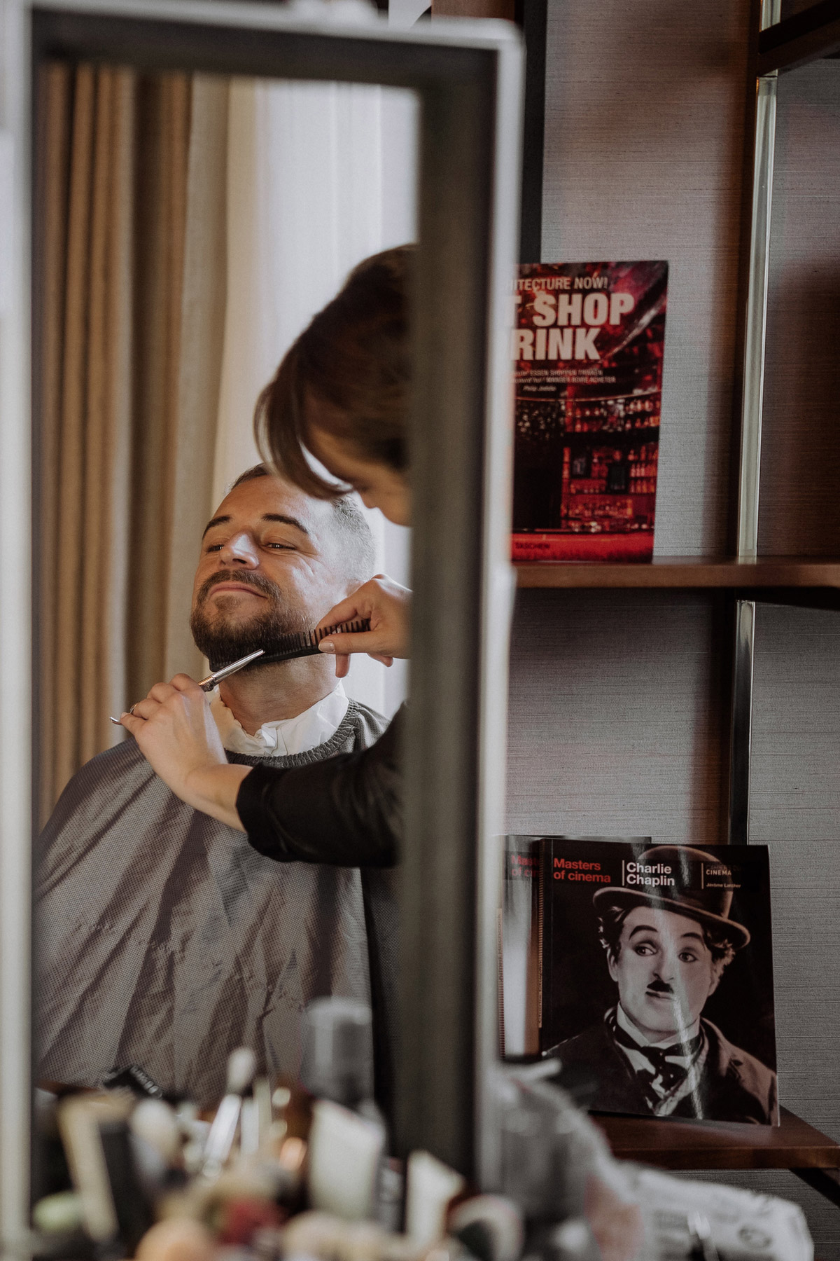 kreative Hochzeitsreportage im Ritz-Carlton Berlin: Bräutigam bekommt den Bart gestutzt