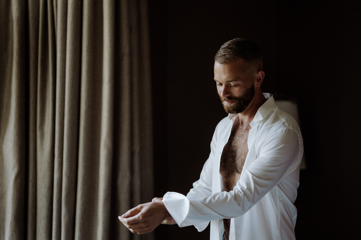 Bräutigam zieht sein Hemd an