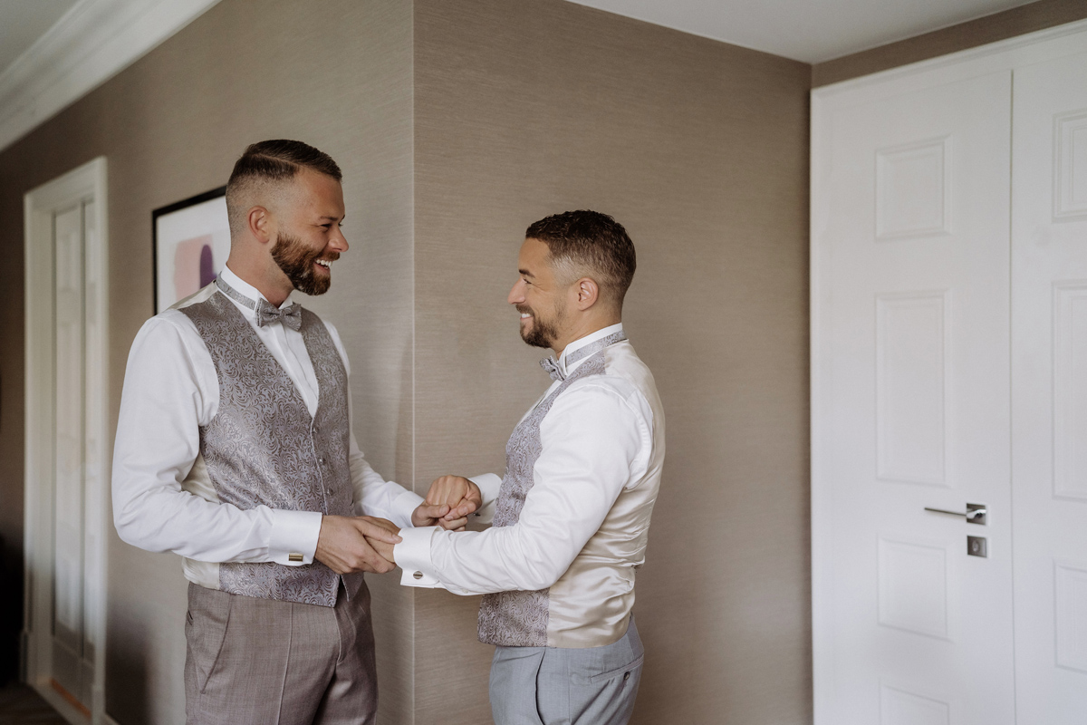 First Look Gay Wedding: zwei Bräutigame sehen sich zum ersten Mal im Standesamt-Anzug