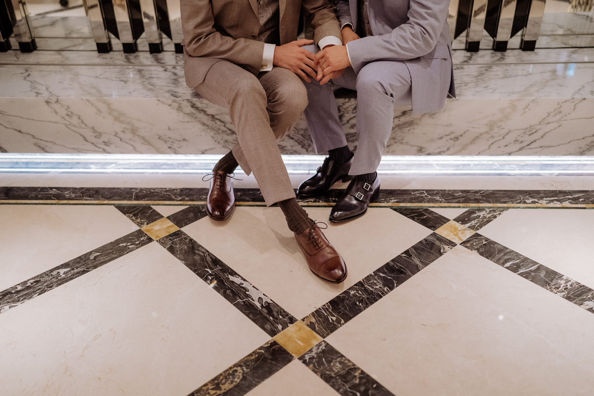 gleichgeschlechtliche Hochzeit Foto Idee: kreative Perspektive auf Hände und Schuhe im Ritz-Carlton Berlin
