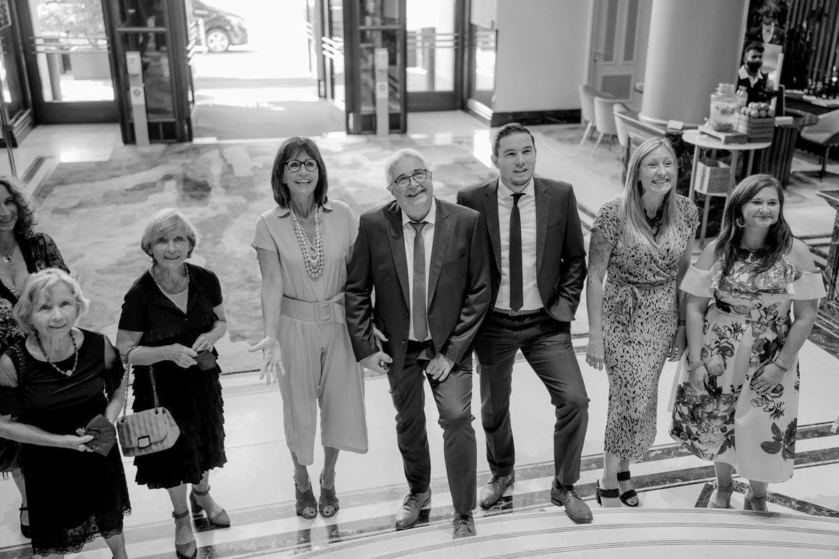 First Look mit der Familie: Begeisterte Hochzeitsgäste schauen in der Lobby des Ritz-Carlton nach oben