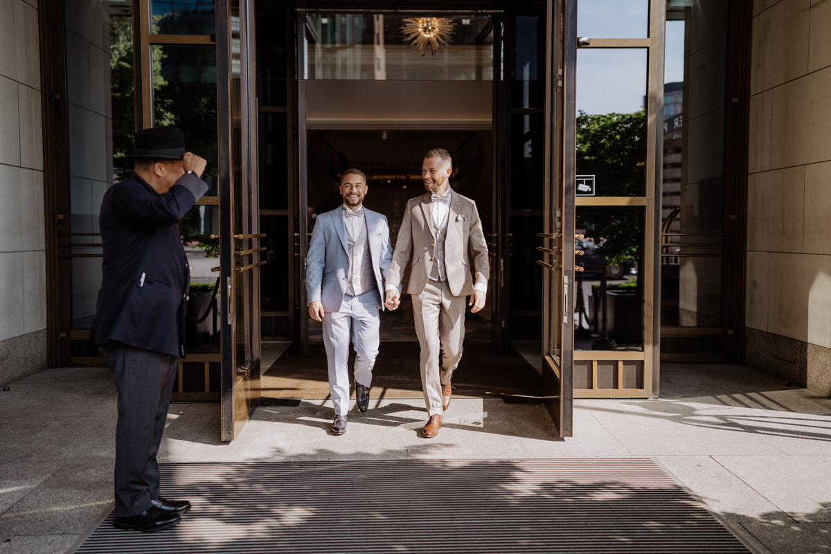 Exklusiver Service: Doorman grüßt das Hochzeitspaar beim Verlassen des Hotels zur Trauung