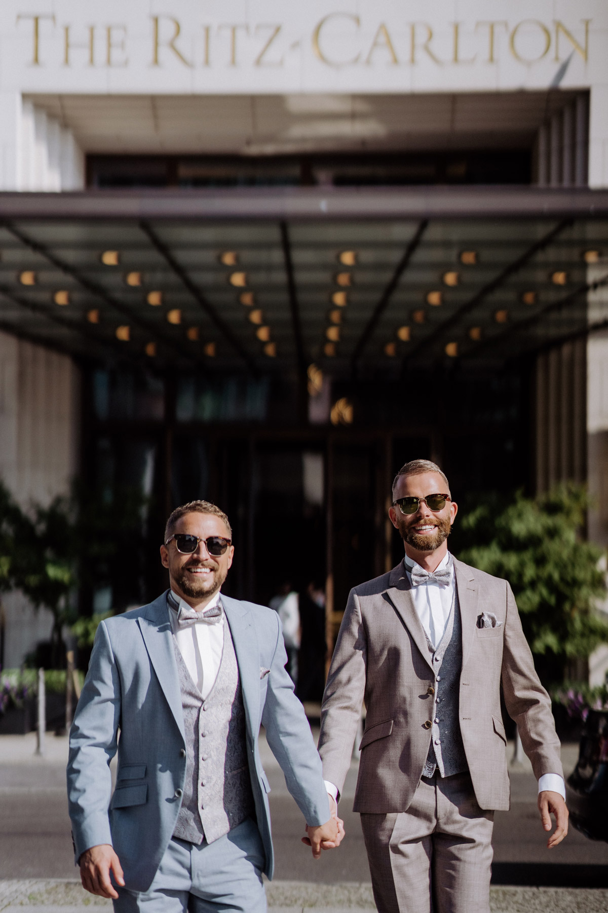 Hochzeitsfotograf Berlin & Potsdam Highlights: Cooles Paar mit Sonnenbrille vor dem Ritz-Carlton