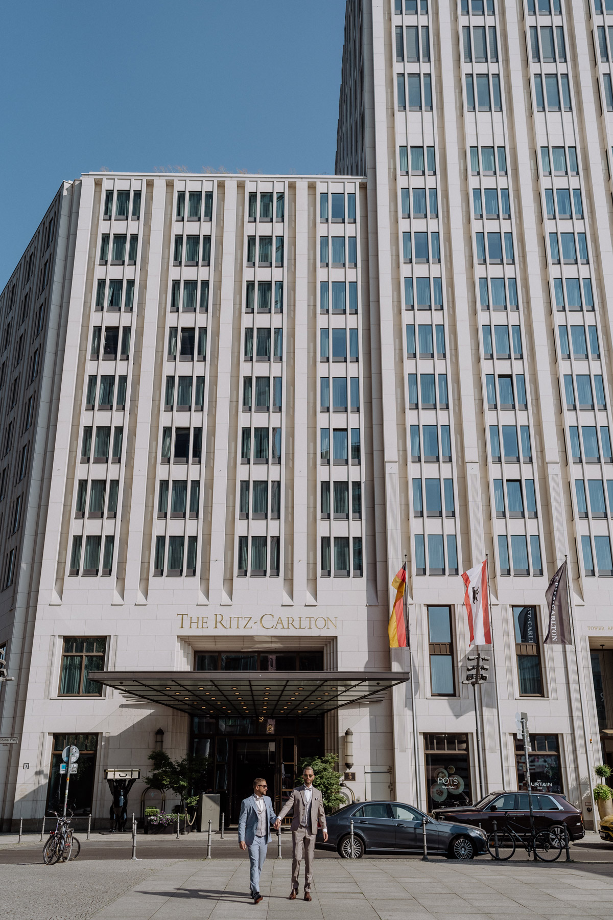 Ritz-Carlton Berlin Außenaufnahme mit Bräutigampaar ganz klein im Hochzeitsfoto