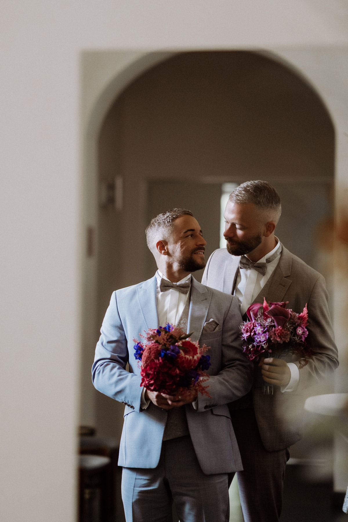 Intimes Bräutigam-Porträt im Standesamt: Ein ruhiger Moment der Hochzeitsreportage