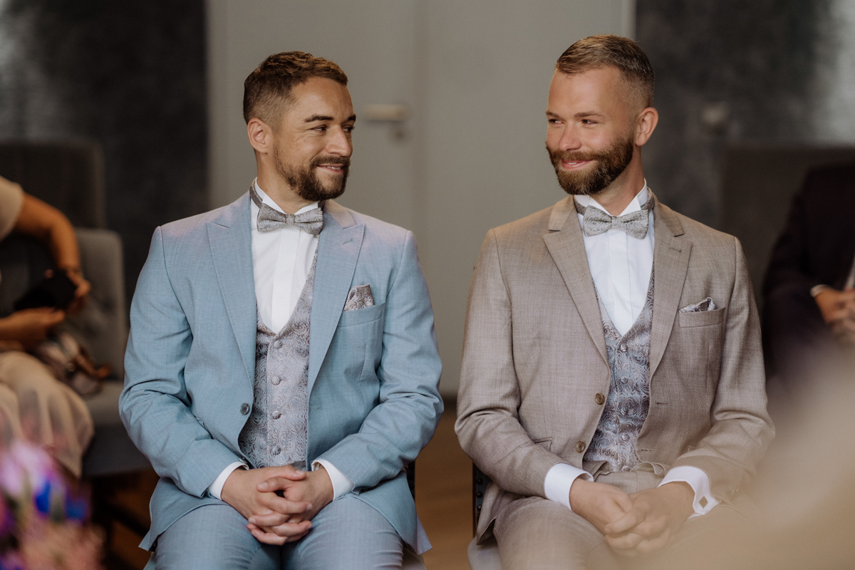 Blicke voller Liebe: Natürliche Momente einer Gay Wedding Hochzeitsreportage in Potsdam