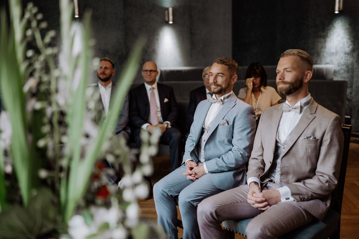 standesamtliche Gay Wedding in Potsdam: Paar schaut zur Standesbeamtin