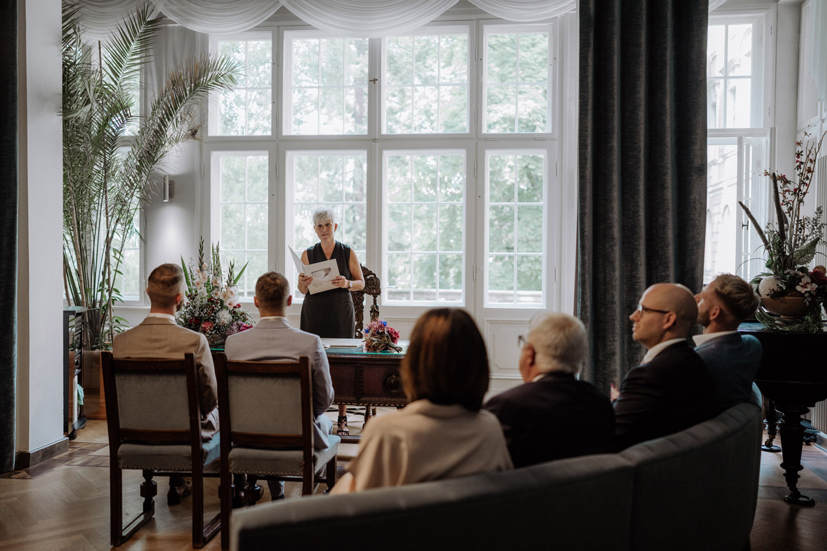Blick in das helle Trauzimmer im Rathaus Potsdam: Dokumentarische Hochzeitsreportage der Zeremonie