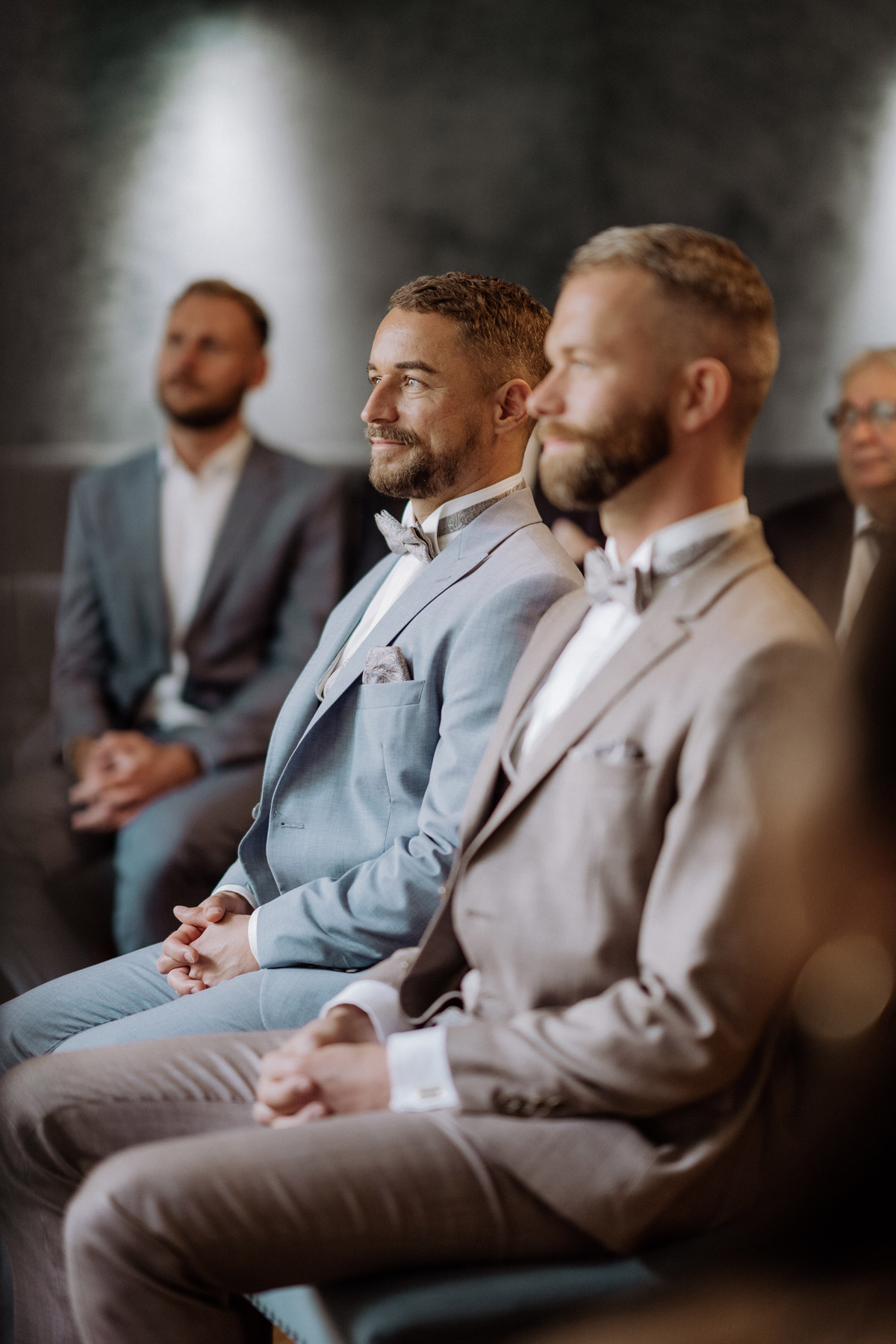 Paar schaut erwartungsvoll zur Standesbeamtin