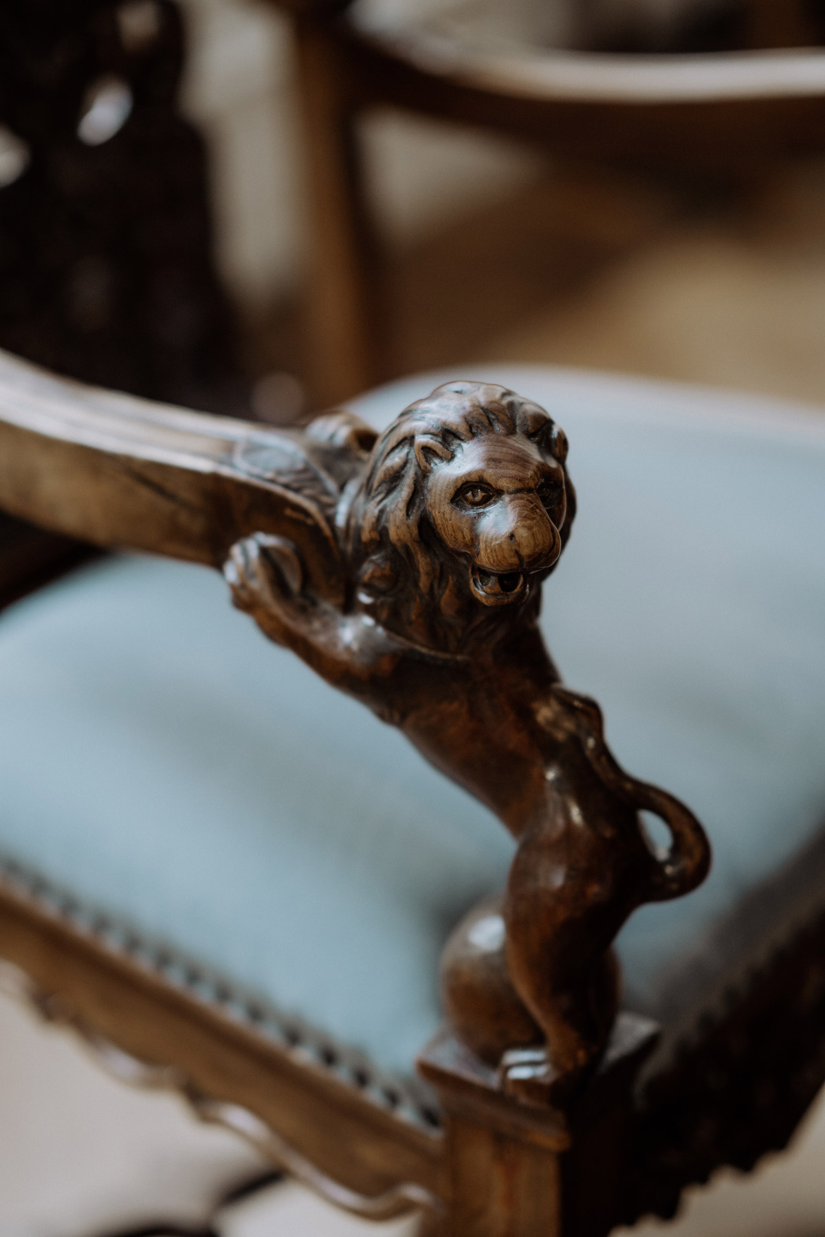 Detailaufnahme der Stuhllehne mit im Holz geschnitzten Löwen im Standesamt Potsdam