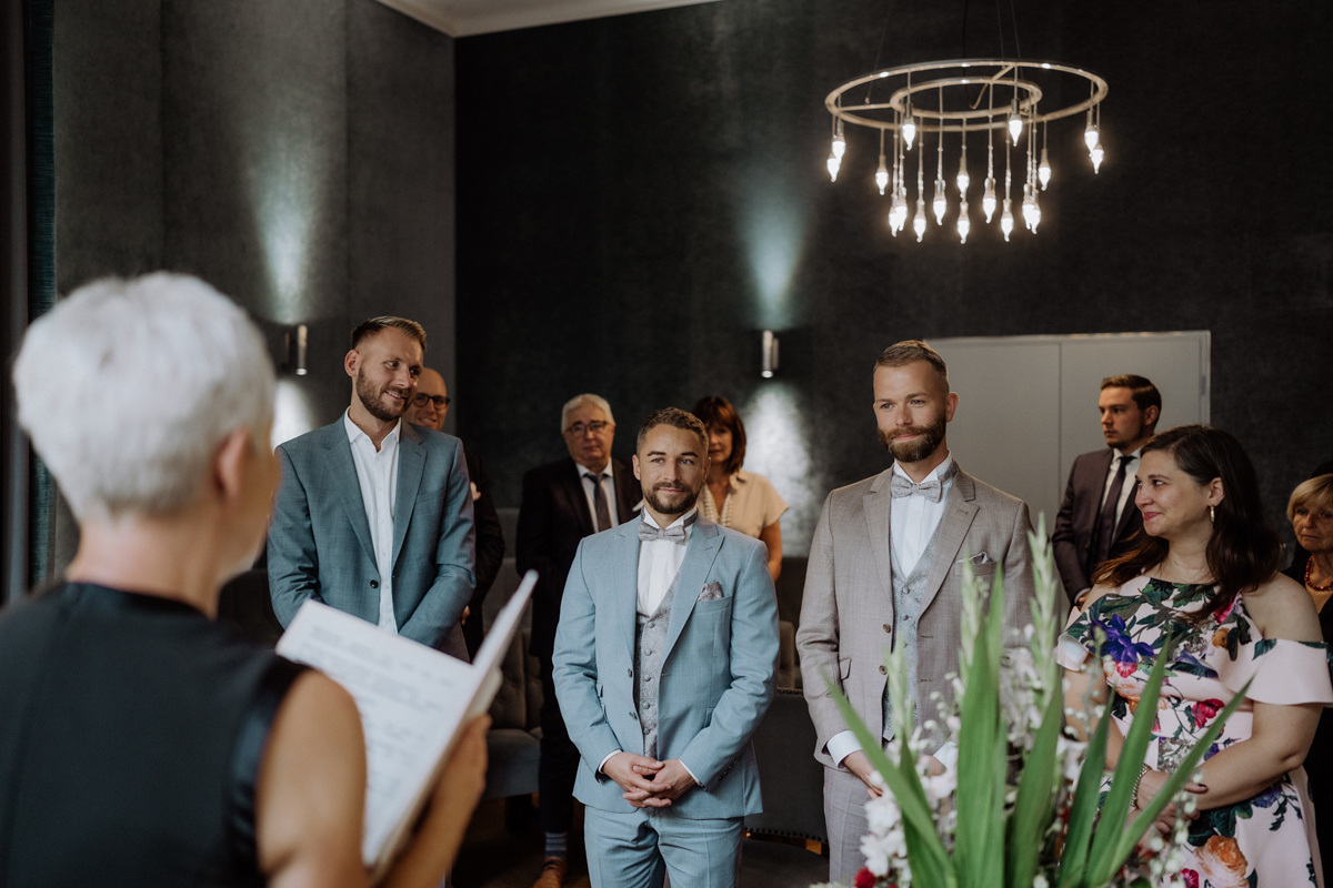 Hochzeit Standesamt Potsdam Übersichtsaufnahme: Paar und Gäste sind zum Ja-Wort aufgestanden