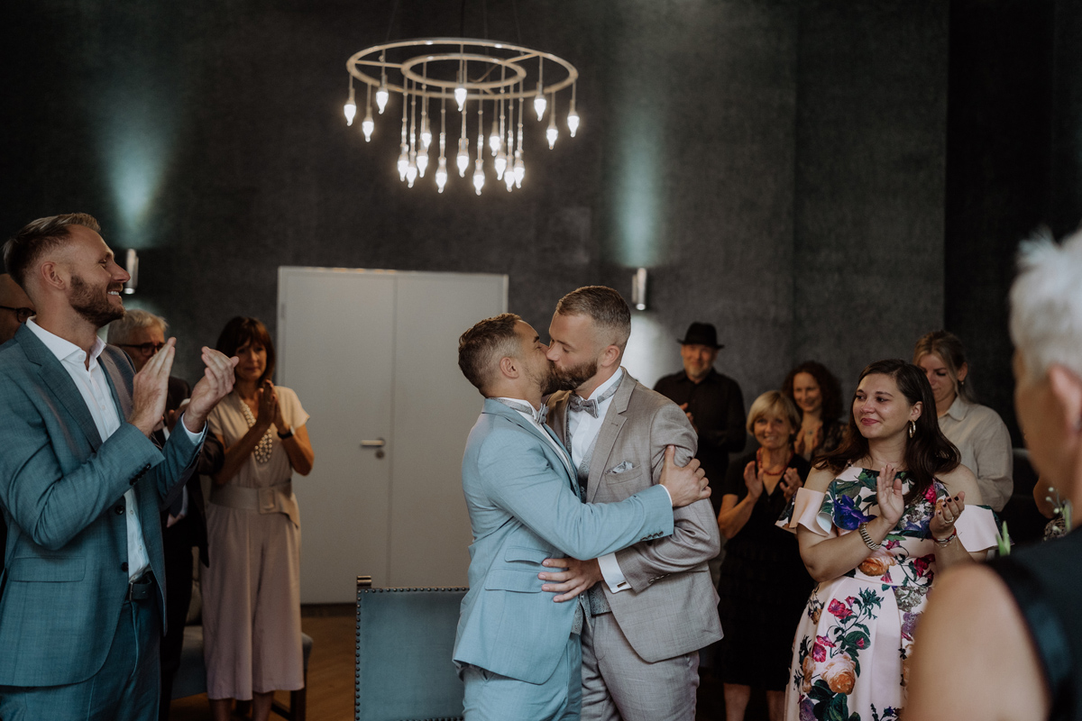 Standesamt Potsdam Hochzeit: Der erste Kuss als Ehepaar - ein emotionaler Höhepunkte einer authentischen Hochzeitsreportage